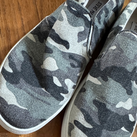 Steve Madden Womens Camouflage Slip-On Shoes - Picture 2 of 4